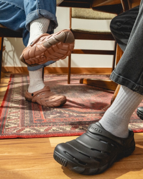 Shop the brand new Bogs Boga featuring the unisex adult shoe in black and desert rose.