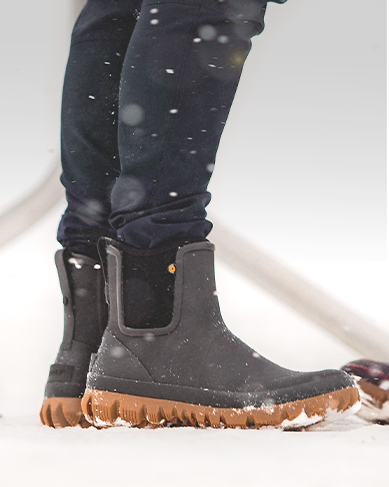 Shop the men's Arcata collection featuring a man standing by his skis.