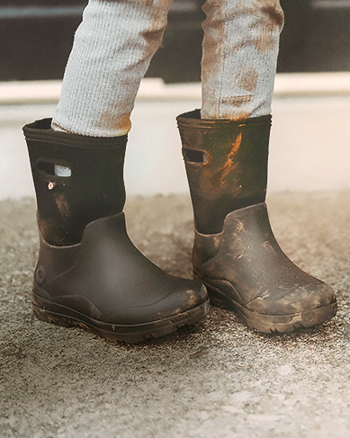 Shop our kids' seamless boots, featuring 2 different seamless styles in black.