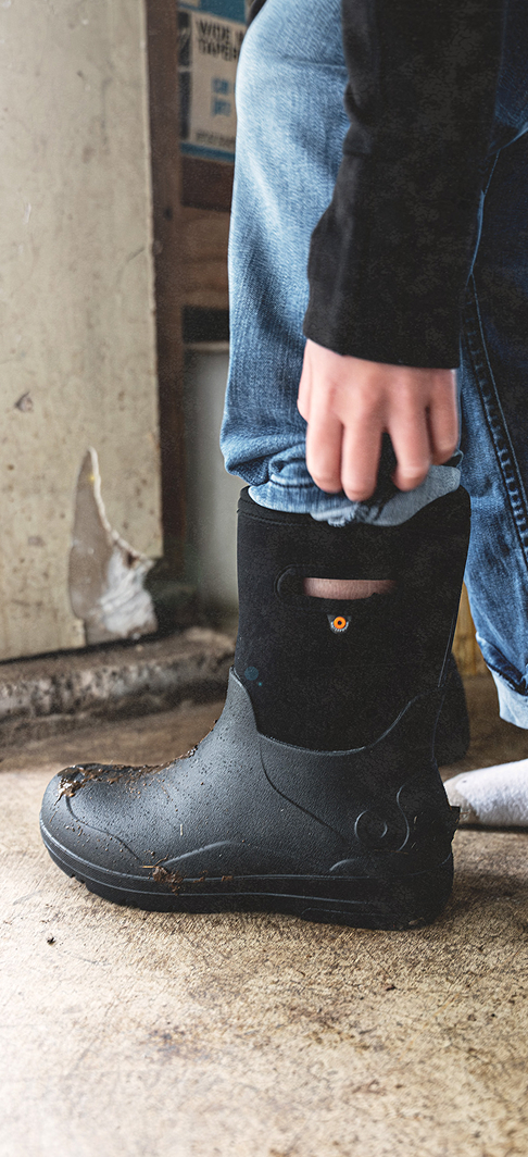 Kids' Easy On graphic. Image features a kid adjusting his BOGS York Seamless Kids' Winter Boots in Black.